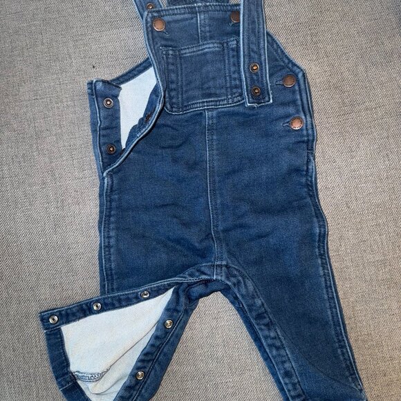 BN Super Soft Unisex Denim Overalls 12-18M - Picture 2 of 3